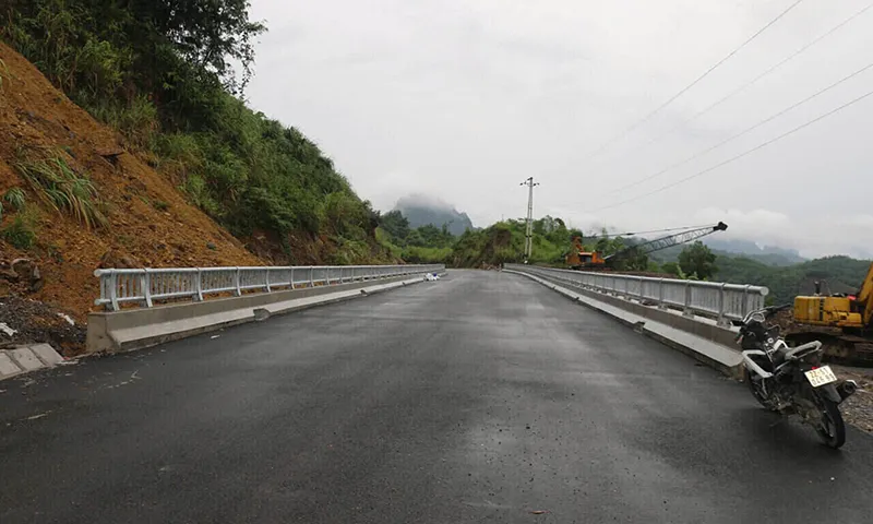 Khắc phục xong 2 điểm sạt lở trên tuyến đường nối với lòng hồ Hòa Bình