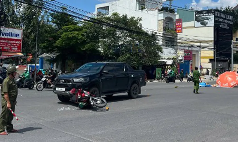 Hiện trường vụ tai nạn giao thông giữa xe bán tải và xe máy