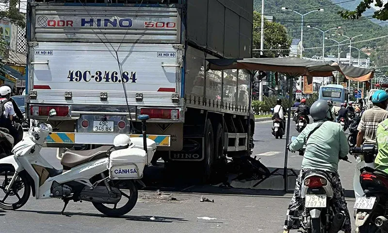 Xe tải đụng xe máy, người đàn ông té xuống đường bị xe tải cán tử vong