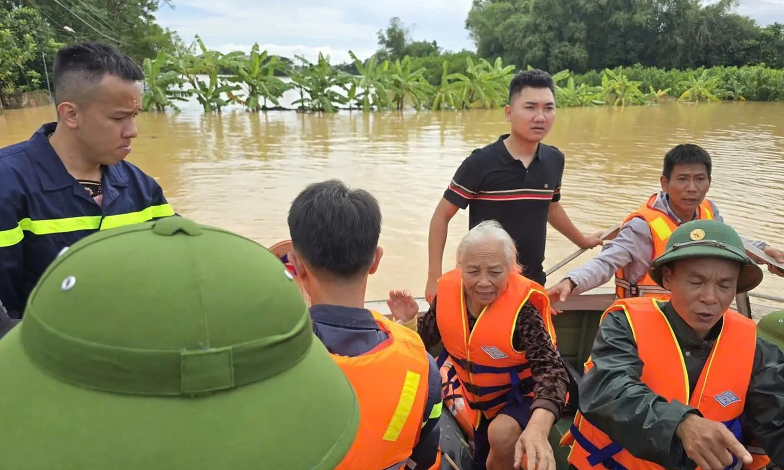 Thủ tướng: Bằng mọi giá tiếp cận các khu vực đang bị chia cắt để tiếp tế nhu yếu phẩm. 