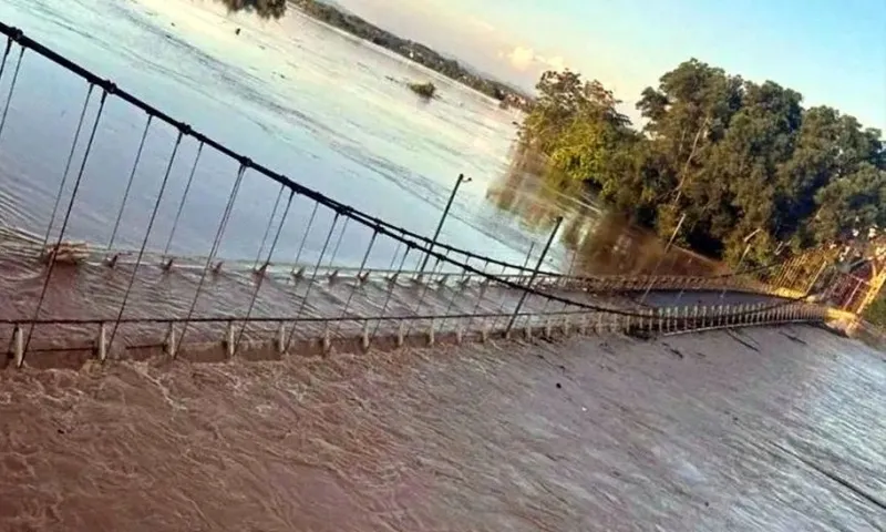 Khẩn cấp chống tràn đê Hà Châu