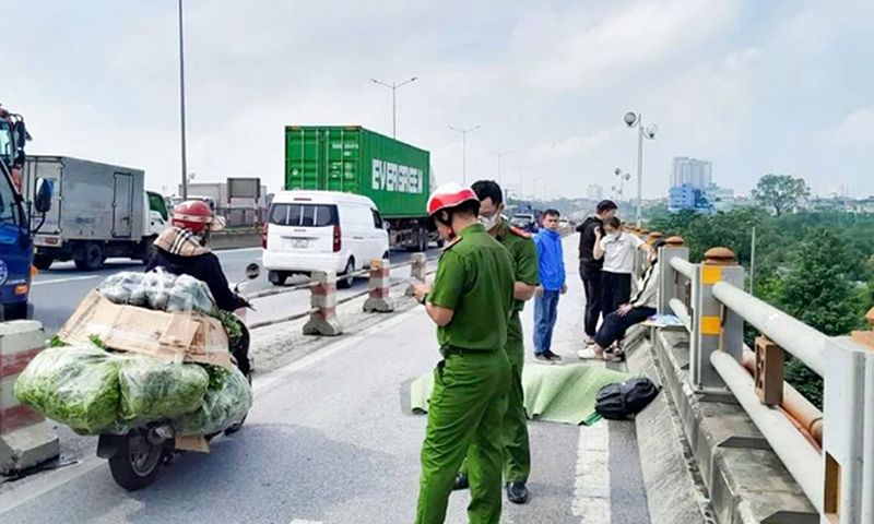 Chạy xe máy ngã đụng vào thành cầu, nam thanh niên tử vong tại chỗ