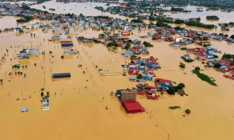 Bắc Bộ nắng trở lại, nhiều nơi vẫn còn ngập lụt sau bão số 11