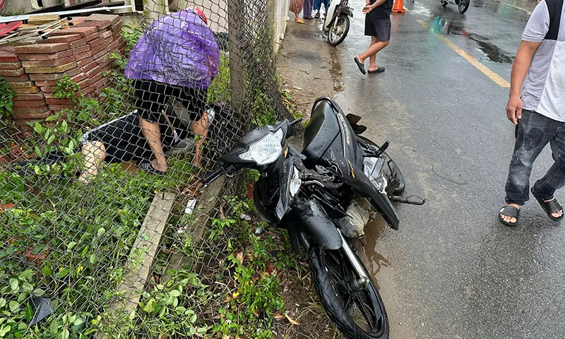 Xe máy chở 3 học sinh lao vào trụ rào 1 em tử vong, 2 bị thương