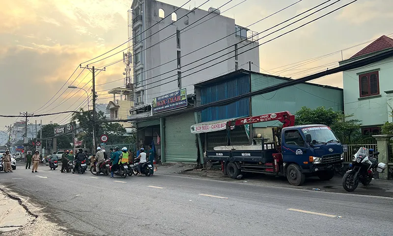 Xe tải cẩu lao qua làn đường ngược chiều, tông người đàn ông tử vong