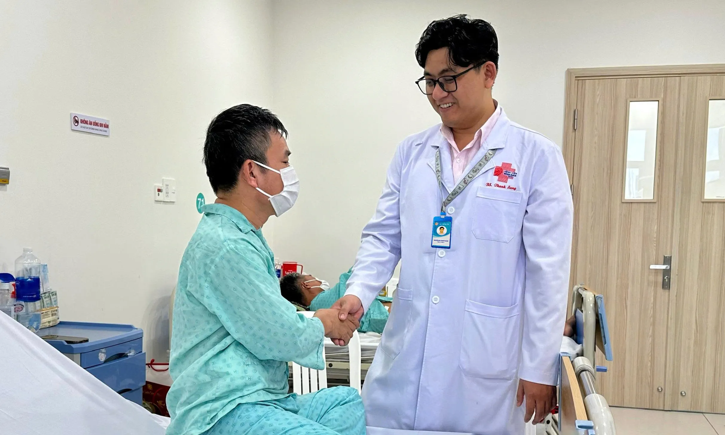 Thành công phẫu thuật cắt trọn bướu thận lớn hoàn toàn bằng robot, không cần mổ mở