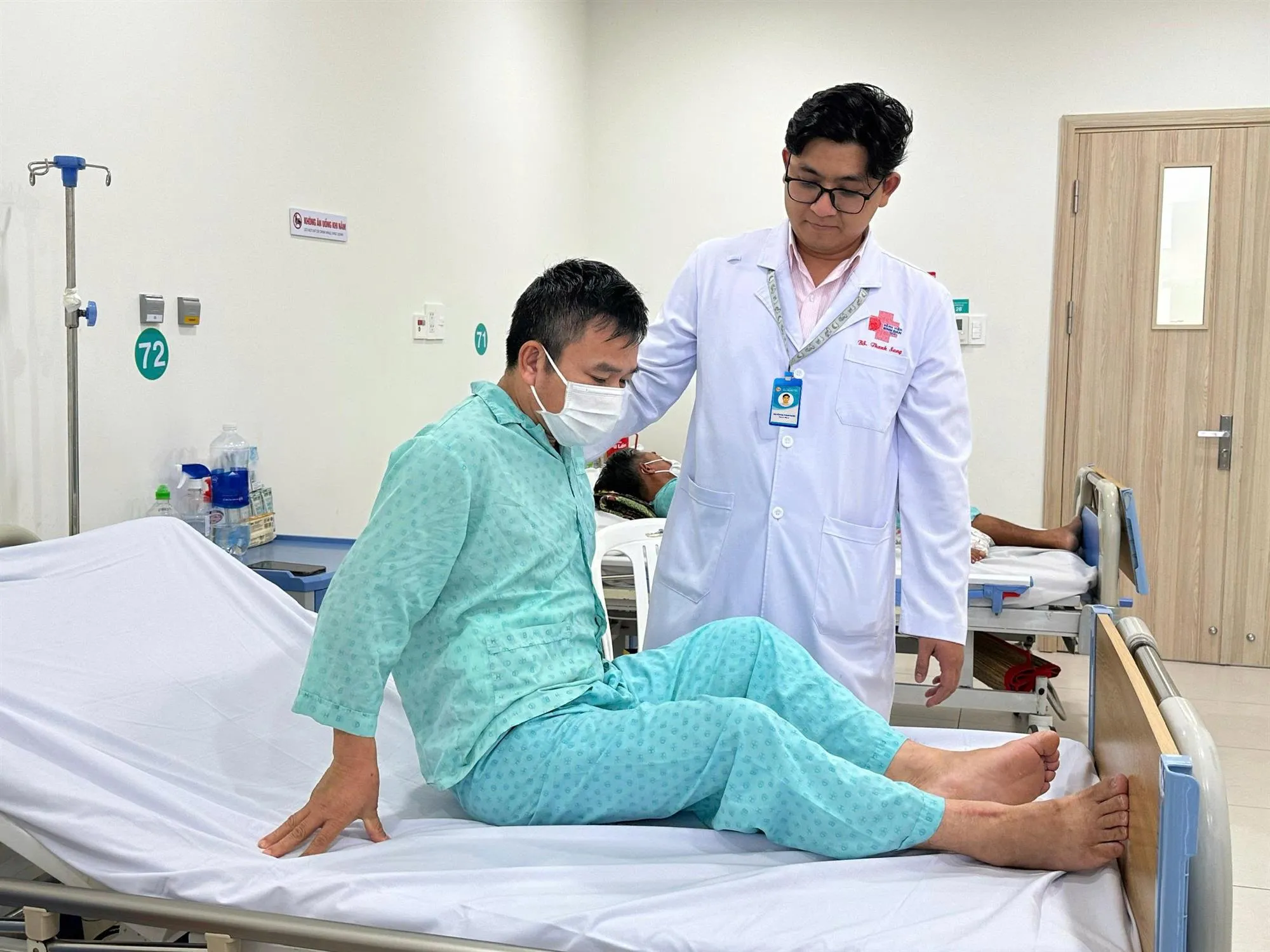 02 Bác sĩ đang hướng dẫn cho người bệnh T.D.L. sau mổ