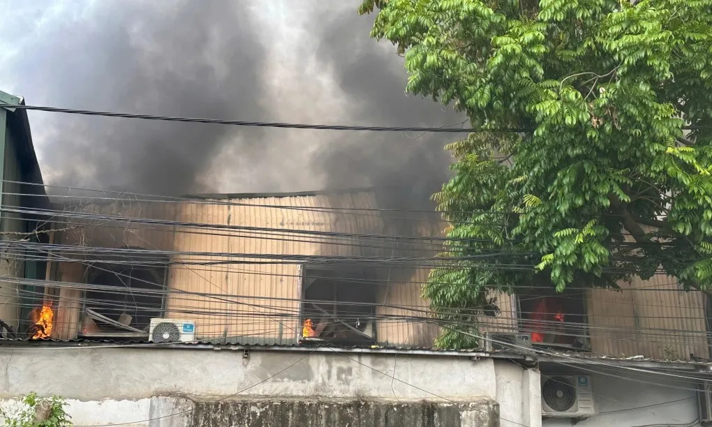 Cháy lớn tại kho dược phẩm ở Hà Nội, hai người nghi ngạt khói nhập viện