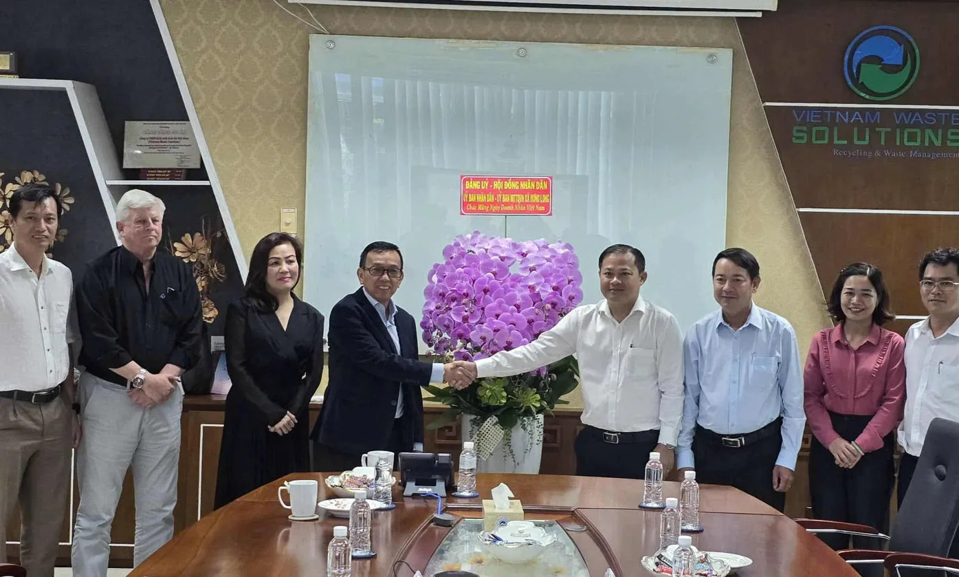 Lãnh đạo xã Hưng Long thăm và chúc mừng VWS nhân Ngày Doanh nhân Việt Nam