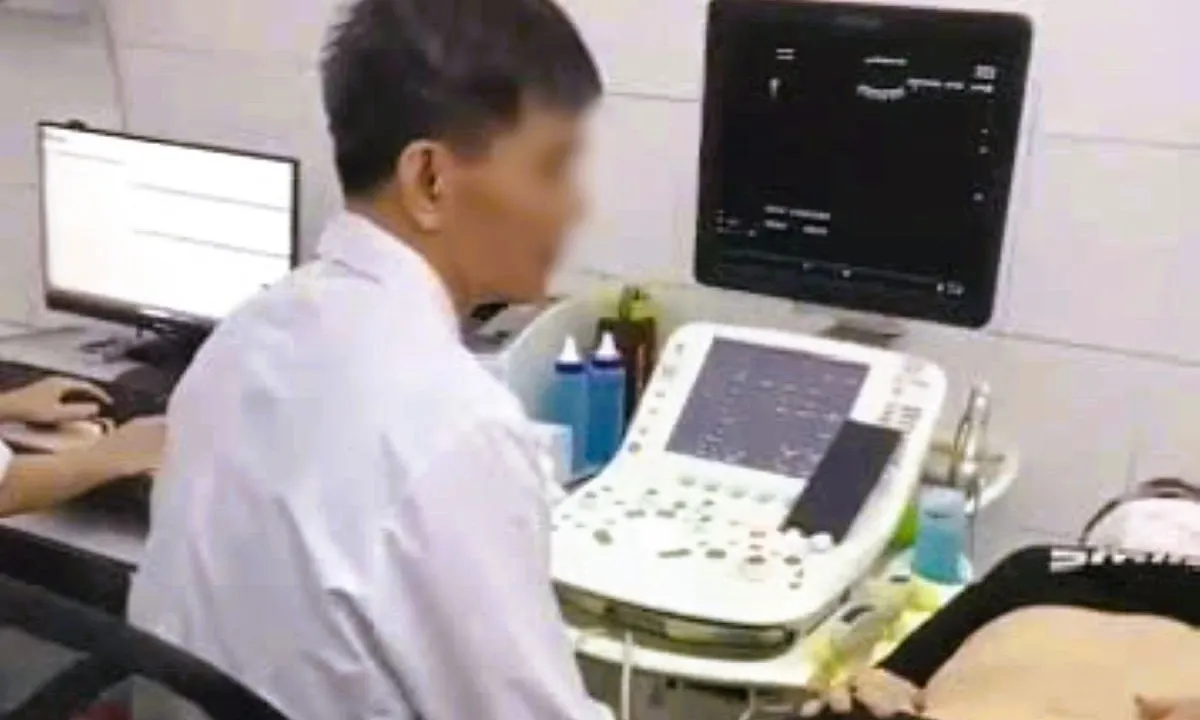 Bác sĩ bị điều chuyển công tác vì dùng điện thoại khi đang siêu âm cho bệnh nhân