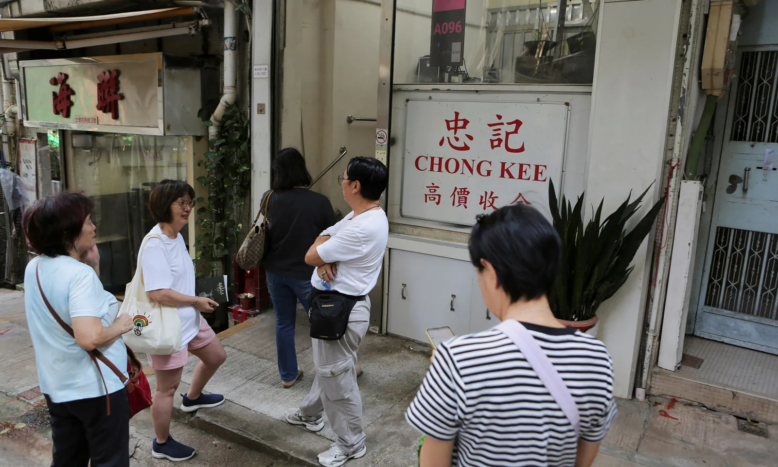 Người dân Hồng Kông đổ xô bán vàng