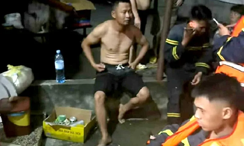 Lạng Sơn: Xuồng chở đoàn cứu trợ bị lật, kịp thời cứu được toàn bộ 7 người