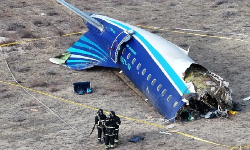 Phần còn lại của chiếc máy bay của Azerbaijan Airlines gặp nạn ở Kazakhstan, ngày 25-12 - Ảnh REUTERS