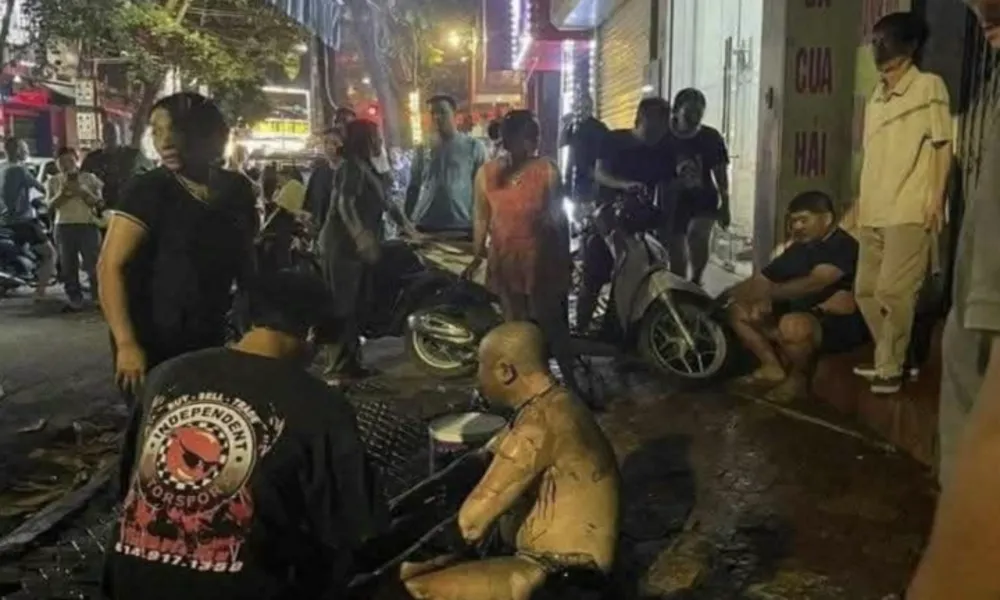 Mâu thuẫn làm ăn, chủ quán tạt xăng đốt khiến ba người bị bỏng nặng