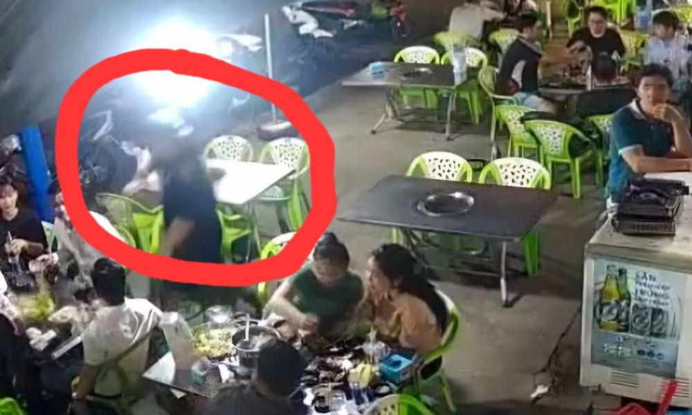 Mời bia không được, người đàn ông rút rựa đuổi chém người giữa quán nhậu