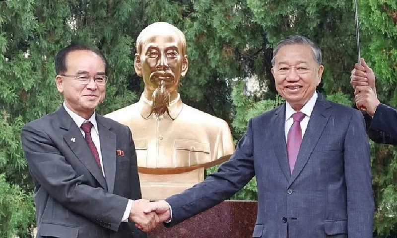 Tổng Bí thư Tô Lâm dự khánh thành tượng Chủ tịch Hồ Chí Minh tại Đại sứ quán Việt Nam ở Triều Tiên