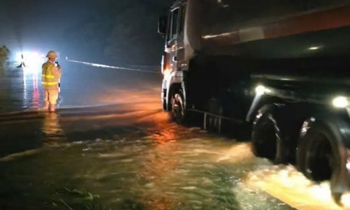 Cao tốc và đường sắt Hà Nội - Thái Nguyên tê liệt vì lũ