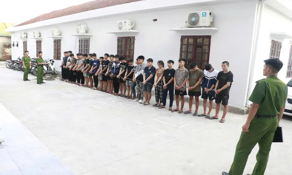 Nhóm “quái xế” tuổi teen mang hung khí sang Nghệ An gây rối giữa đêm