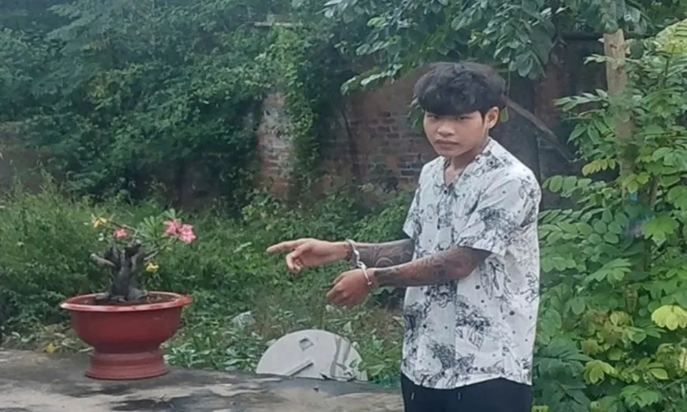 Dùng dao, trói em họ bằng băng keo để cướp tài sản