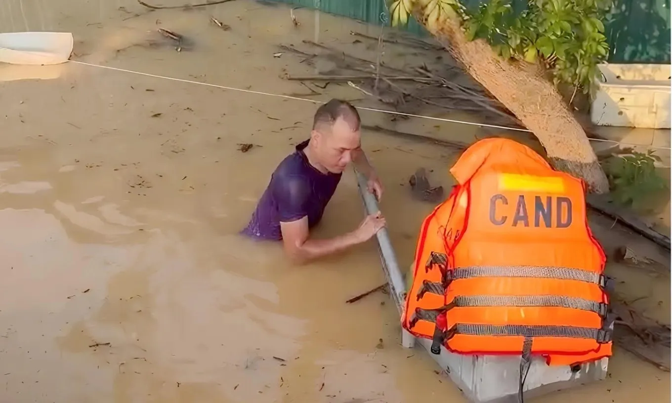 Thiếu tá công an lặn xuống dòng lũ cứu hai mẹ con mắc kẹt 48 giờ