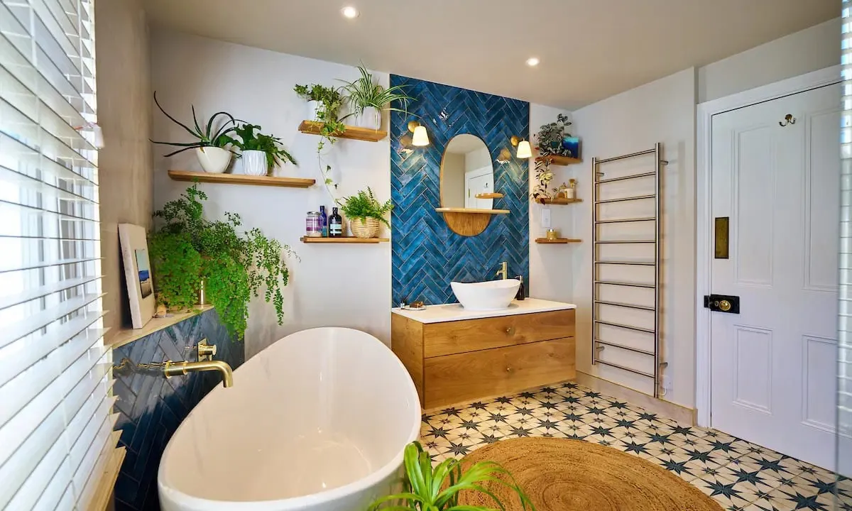 Chuyên gia cảnh báo: mở cửa sau khi tắm là thói quen sai lầm