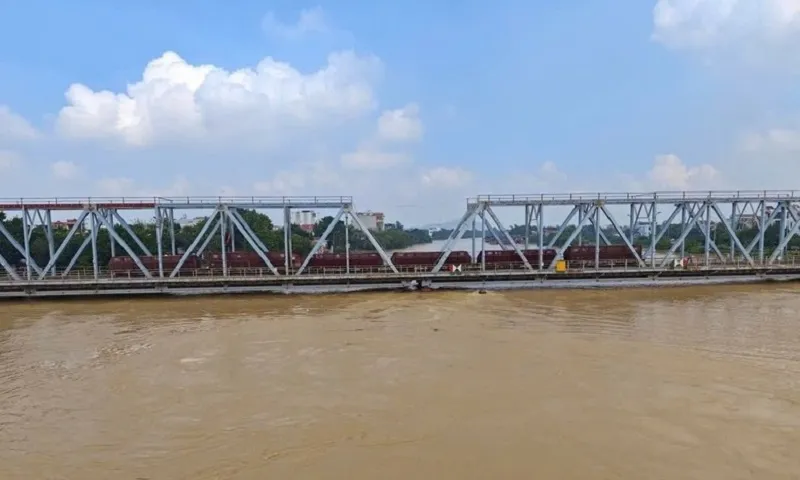 Tàu hàng 300 tấn nỗ lực giữ an toàn cầu Sông Thương trước nguy cơ lũ lịch sử