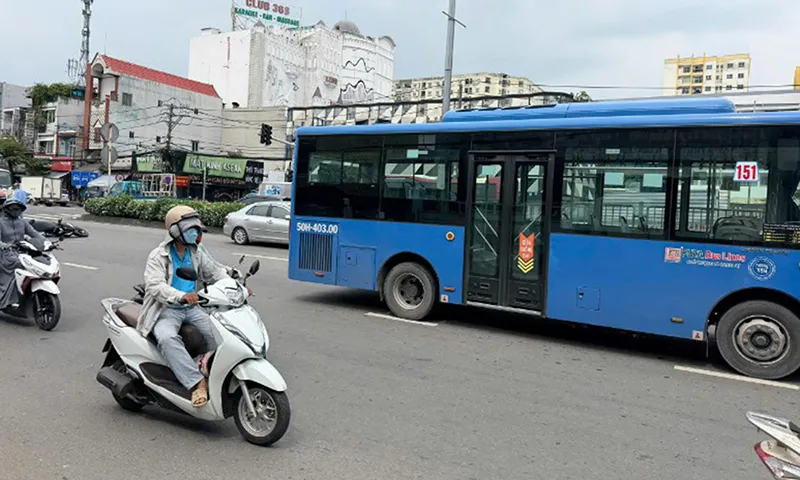 Chiếc xe buýt dừng lại sau tai nạn