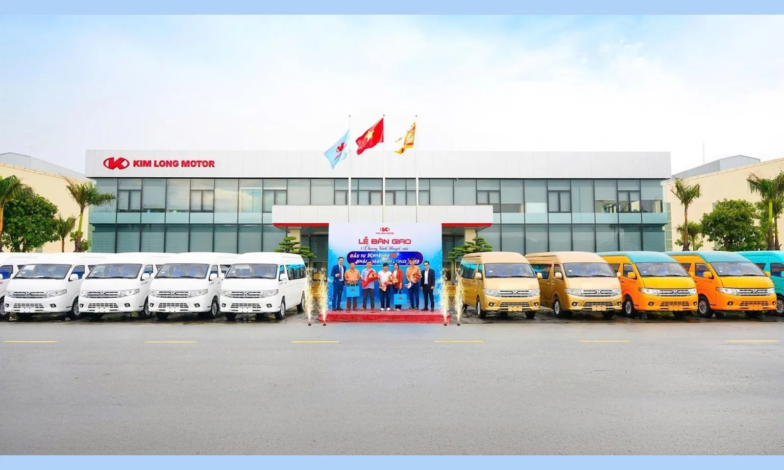 Khách hàng nhận xe Kimlong X9 từ chương trình Đầu tư Kimlong 99