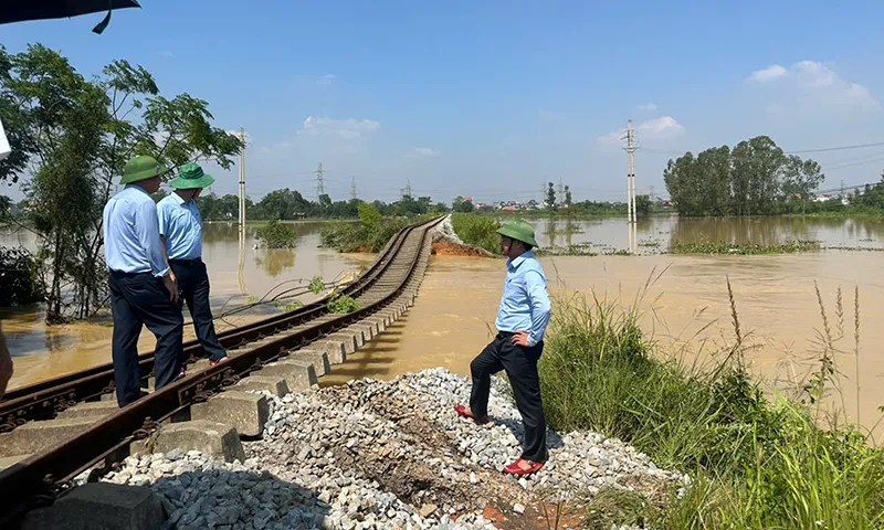 Lãnh đạo VNR kiểm tra vị trí nước lũ trôi nền đường sắt, treo ray tại Trung Giã, Hà Nội