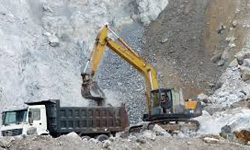 Lái xe bị vùi lấp tử vong khi xe xúc đổ đá vào thùng xe