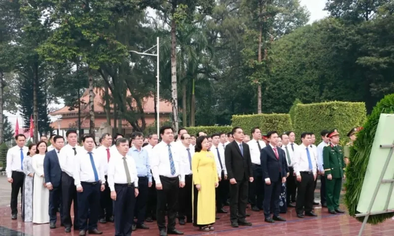 Đoàn đại biểu TPHCM dâng hương tưởng niệm AHLS trước thềm Đại hội Đảng