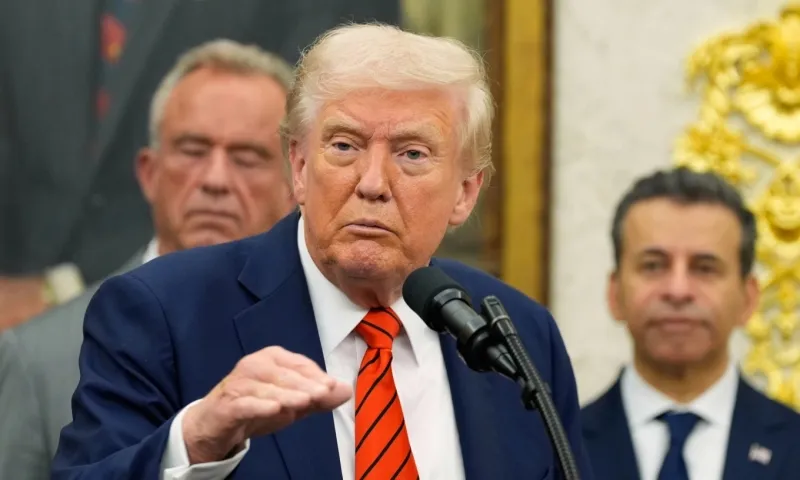 Ông Trump tuyên bố áp thêm thuế 100% với hàng hóa Trung Quốc