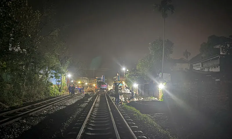 Xuyên đêm sửa chữa nền đường sắt bị lũ cuốn ở Trung Giã