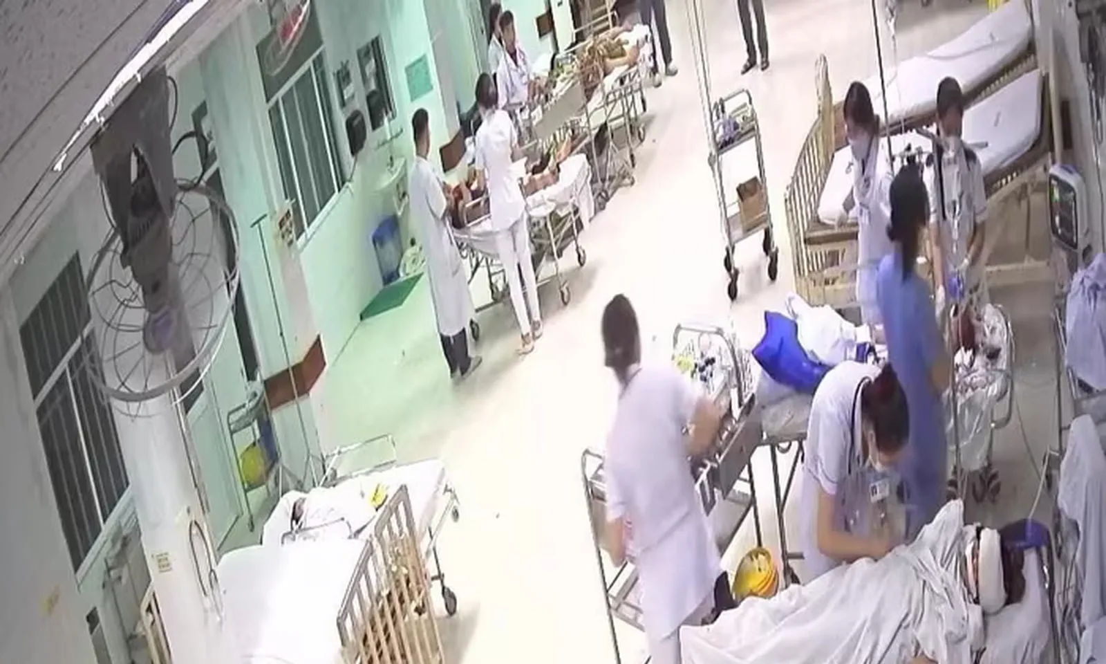 Tai nạn giữa xe đầu kéo và ô tô 7 chỗ ở Đà Nẵng, 7 người bị thương nặng