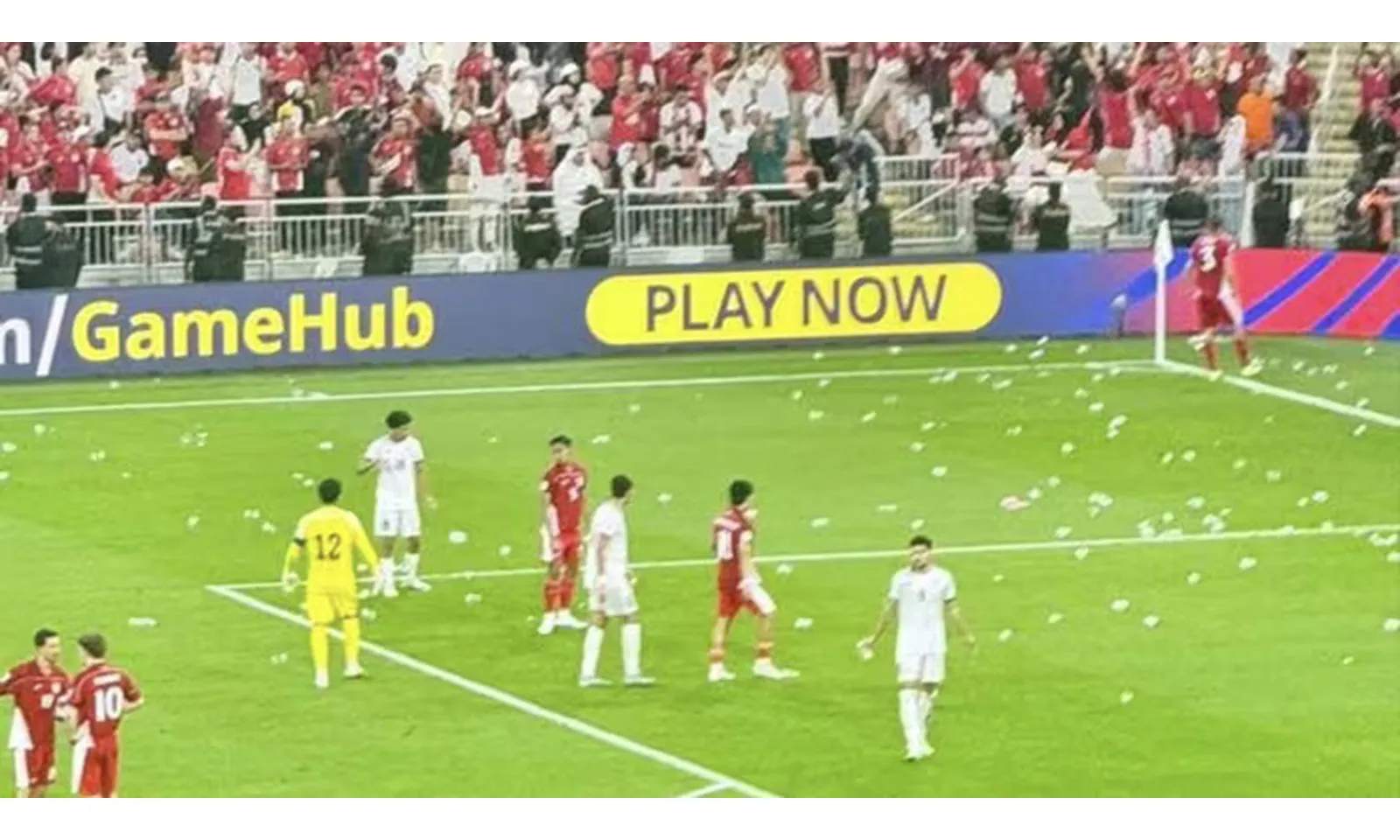 Indonesia vỡ mộng World Cup, CĐV ném vật thể lạ, trưởng đoàn xô trọng tài