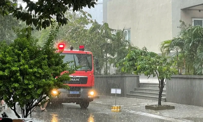 Cháy tầng 15 chung cư ở TPHCM lúc trời đang mưa