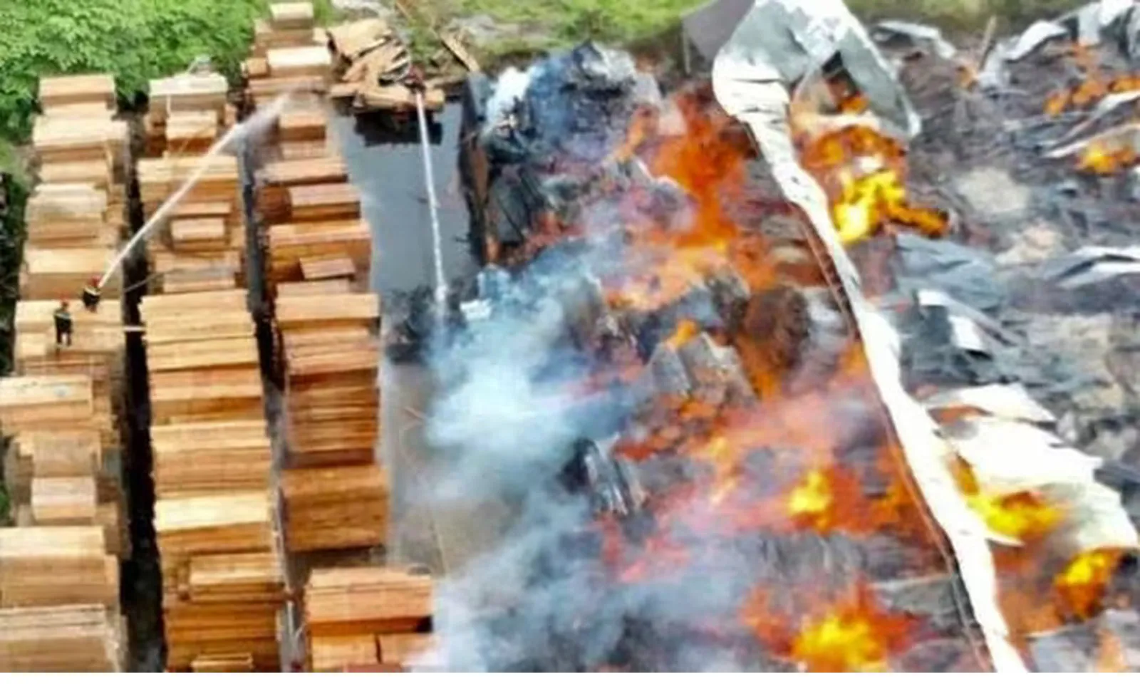 Xưởng gỗ 3.000m² bốc cháy trong đêm ở TPHCM, một người được cứu thoát