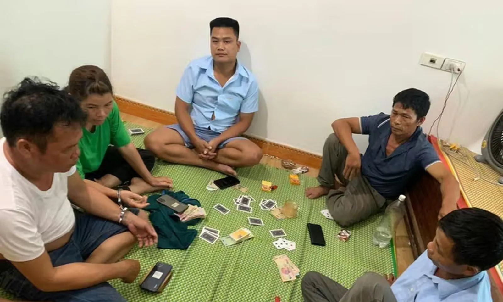 Bắc Ninh: Tạm giữ 5 người tụ tập đánh bạc giữa mưa bão