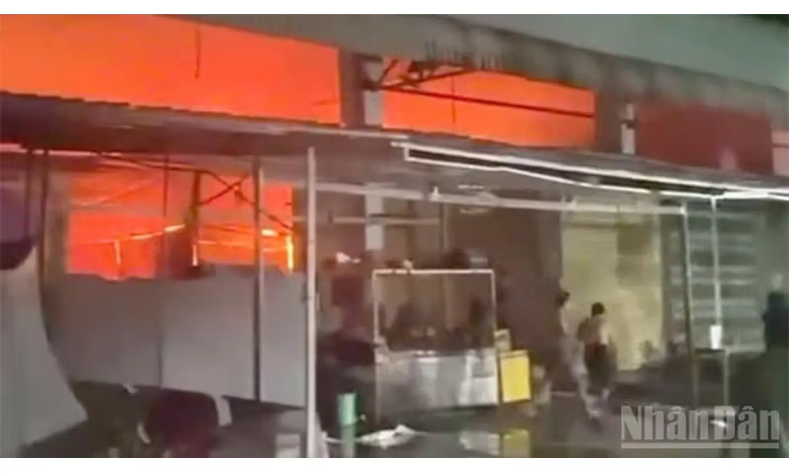 Đồng Tháp: Cháy chợ Bình Hàng Tây lúc rạng sáng, 9 ki-ốt bị thiêu rụi