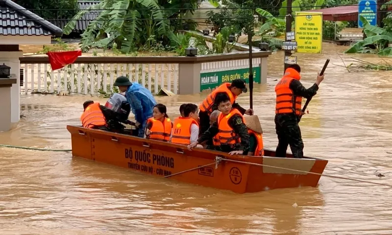 Nhiều tỉnh miền Bắc vẫn chìm trong nước sau bão số 11