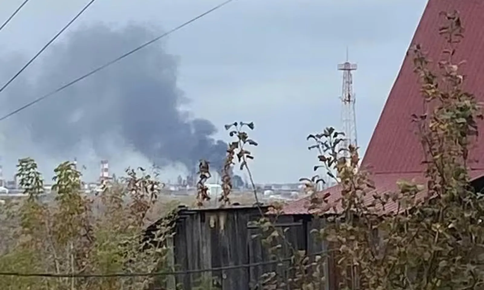 Ukraine tấn công nhà máy lọc dầu cách tiền tuyến 1.400km trong lãnh thổ Nga