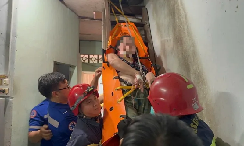 Cảnh sát PCCC TPHCM giải cứu khẩn cấp người phụ nữ nặng hơn 100kg bị sốt cao