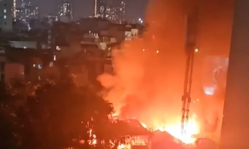 Bắt người đàn ông đốt rác trên sân thượng, cháy lan sang nhà hàng xóm