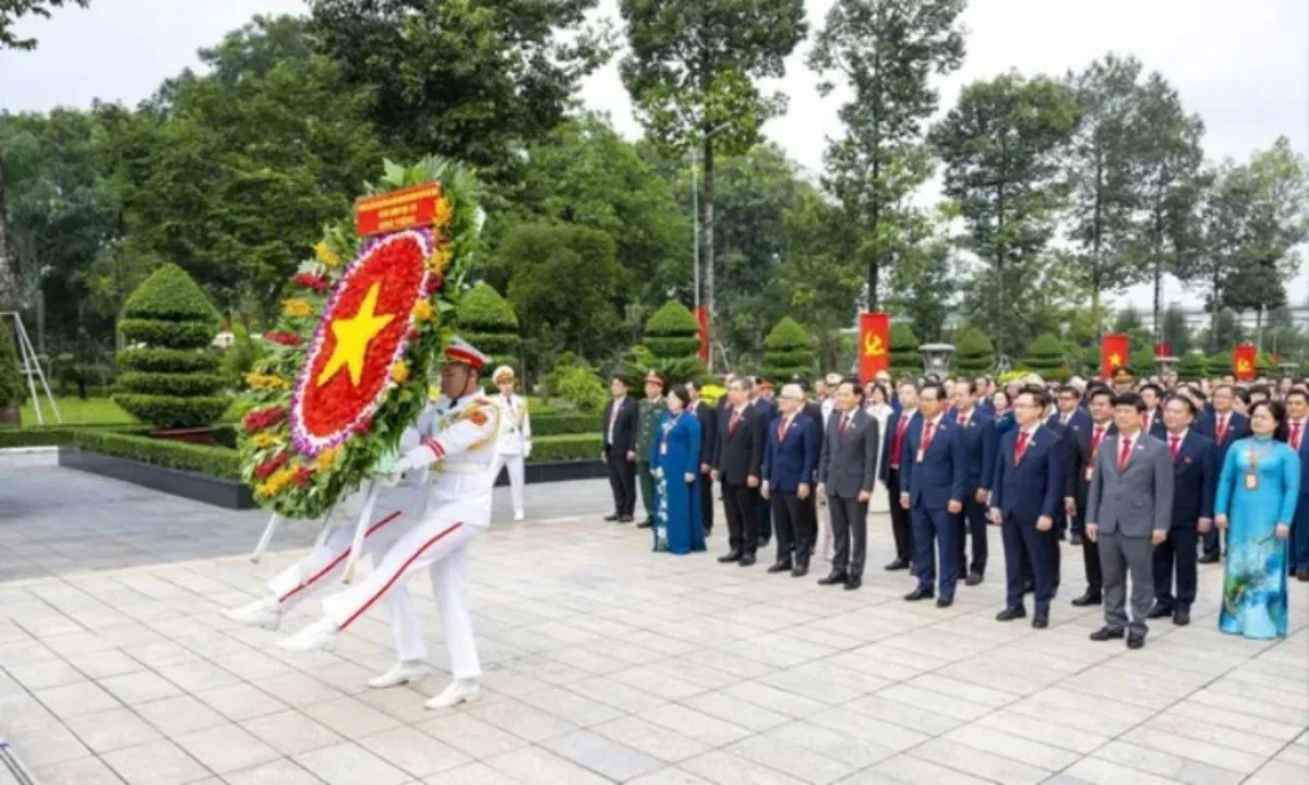 Đoàn đại biểu TPHCM dâng hương các Anh hùng Liệt sĩ