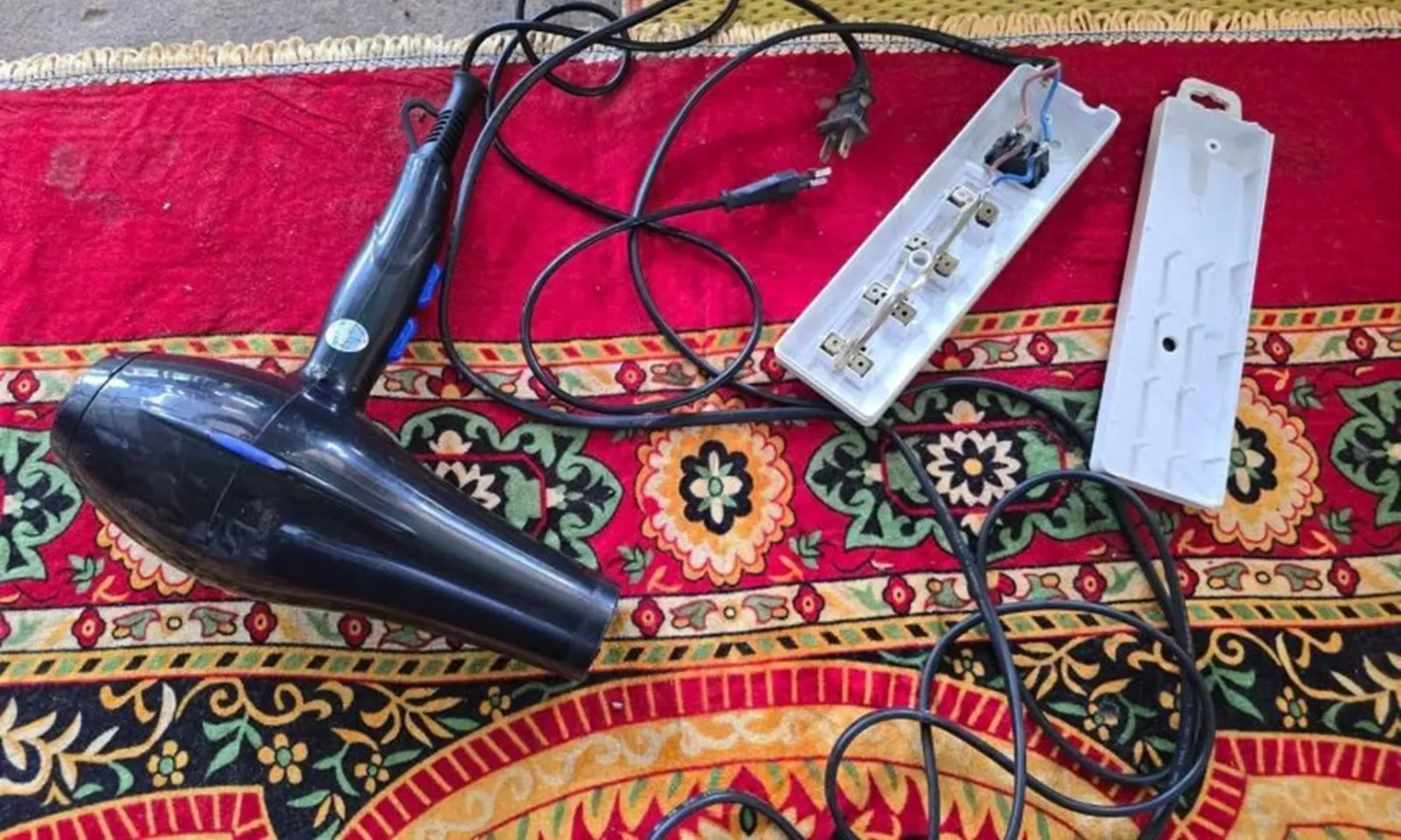 Dùng máy sấy tóc mua trên mạng, bé gái 10 tuổi bị điện giật tử vong