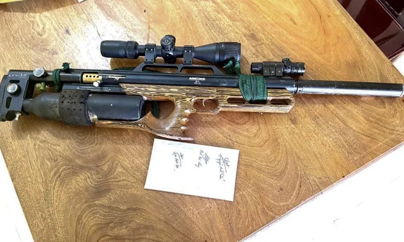 Mua linh kiện lắp súng nén hơi bắn chim, hai người đàn ông ở Hà Tĩnh bị khởi tố