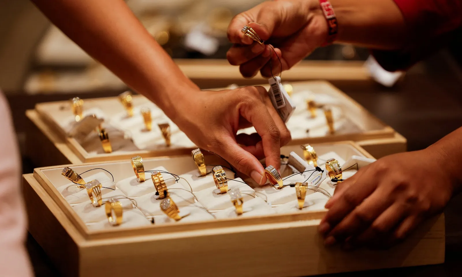 Vàng vượt mốc 4.100 USD/ounce