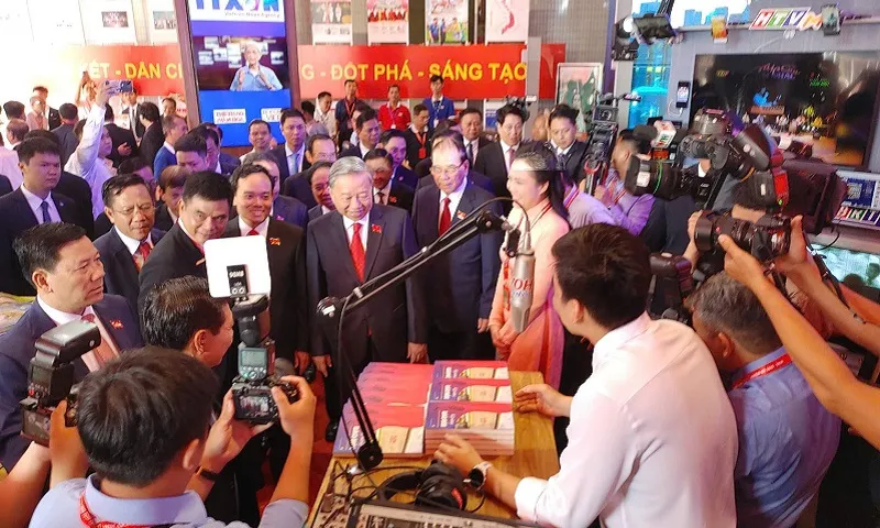Tổng Bí thư Tô Lâm tham quan triển lãm thiết bị công nghệ, thành tựu báo chí
