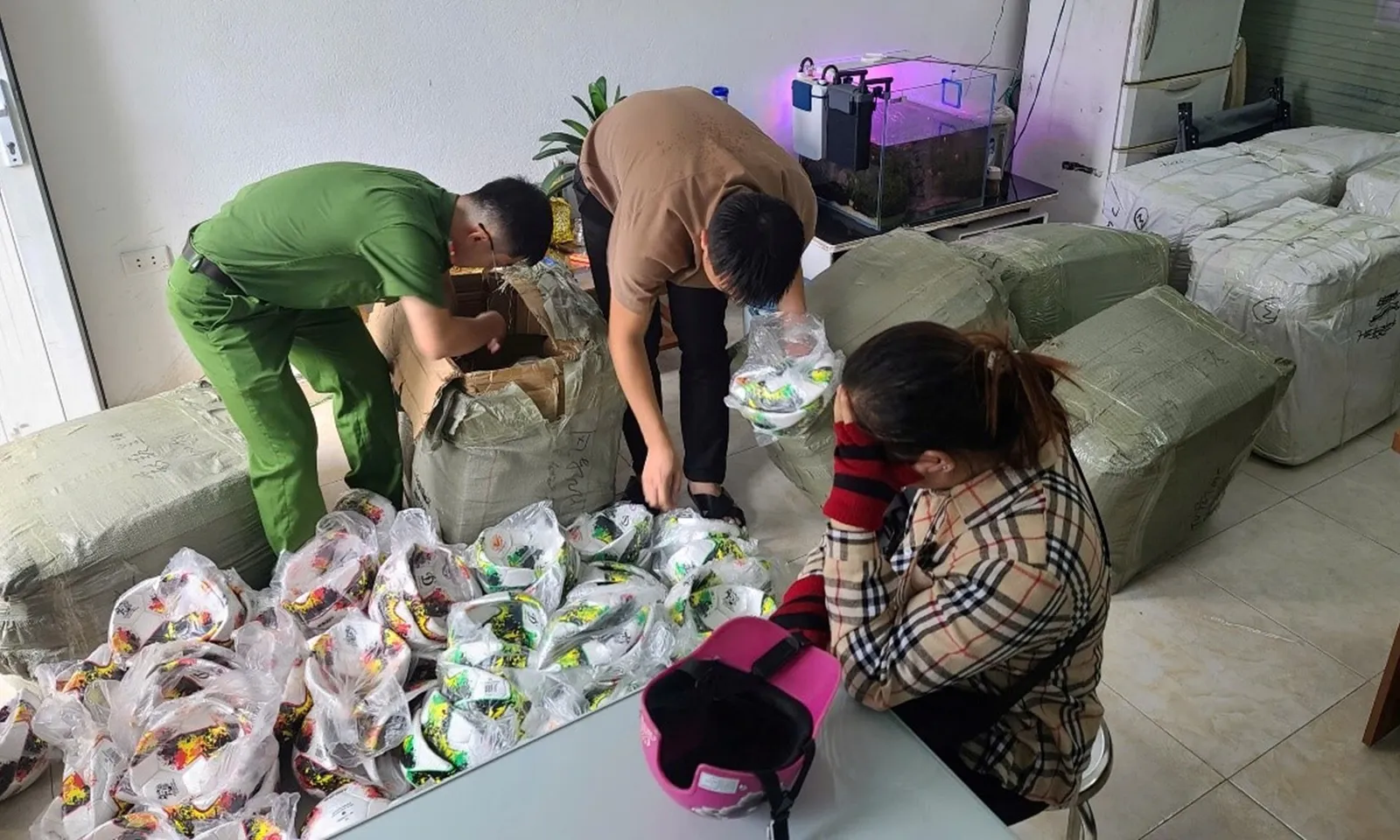 Triệt phá đường dây buôn bán hàng chục ngàn dụng cụ thể thao giả