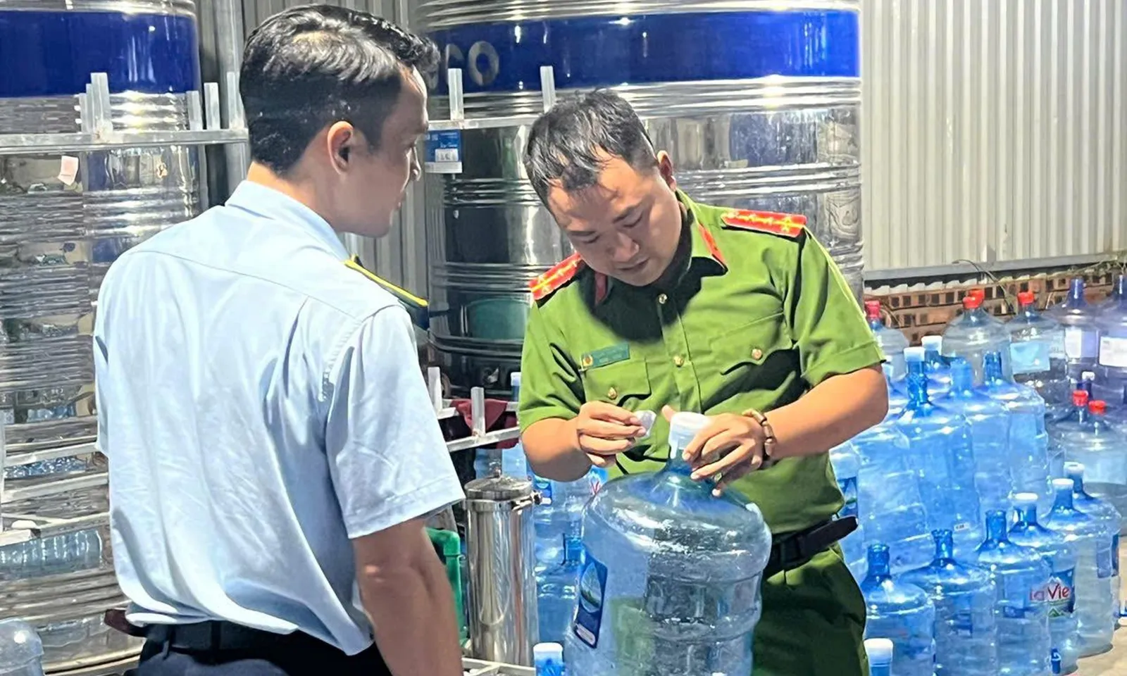 Khởi tố 4 đối tượng sản xuất hàng nghìn bình nước Lavie giả từ nước máy